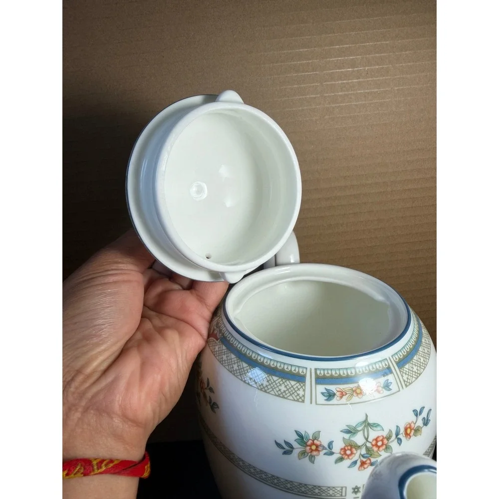 Wedgwood Hampshire R4668 Bone China Coffee Pot with Lid Made in England Floral